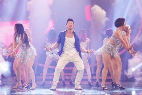 Trọng Hiếu tái hiện lại ca khúc Livin’ La Vida Loca” của ca sĩ Ricky Martin