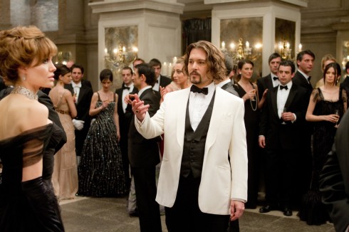 Trang phục dạ hội của Johnny Depp cũng không kém phần sang trọng, khi sử dụng bộ vest của hãng Savile Row với gam màu đối lập được kết hợp hài hòa giữa áo vest trắng, nơ và ghi-lê đen trở thành “tâm điểm” trong buổi dạ tiệc. 