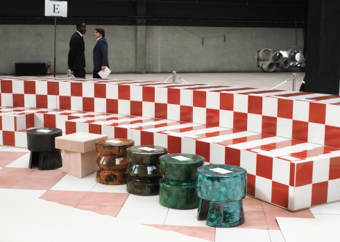 Sàn catwalk được trang trí như bàn cờ với hai không gian liên hoàn.