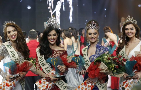 Miss Earth 2014 (từ trái qua): Hoa hậu Nước (Venezuela), Hoa hậu Trái Đất (Philippines), Hoa hậu Không khí (Mỹ), Hoa hậu Lửa (Nga)
