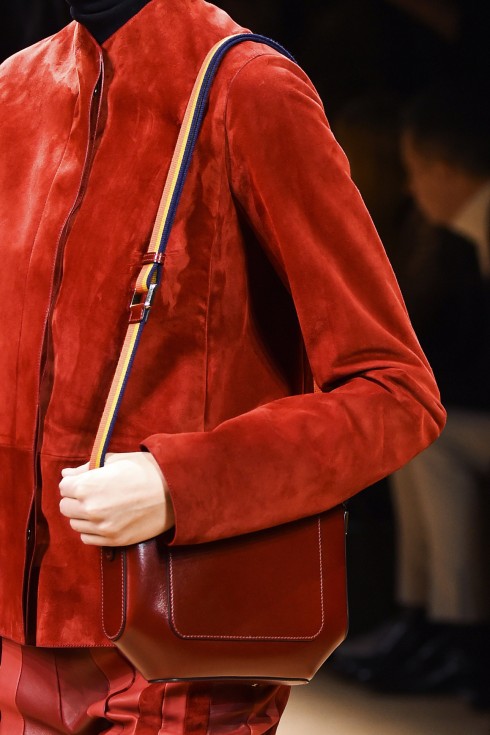 Màu đỏ nhung còn được thể hiện trong trang phục áo khoác