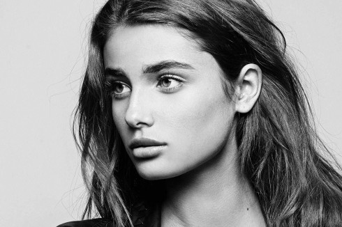 Taylor Hill sở hữu gương mặt đẹp tự nhiên hoàn hảo