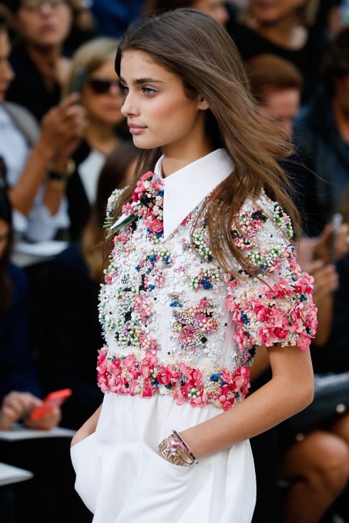 Taylor Hill từng là vedette trong show diễn của Chanel