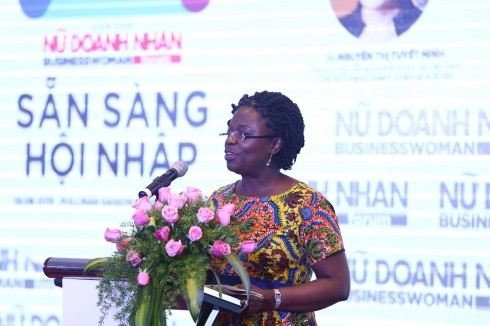 Bà Victoria Kwakwa phát biểu về vấn đề đổi mới tư duy để hội nhập thành công