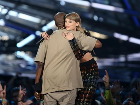 VMA 2015 vinh danh Taylor Swift -Taylor and Kanye - elle việt nam