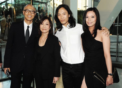 Anh trai Dennis Wang, mẹ Ying Ying-Wang, NTK Alexander Wang và chị dâu Aimie Wang