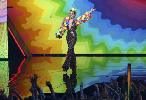 VMAs 2015 - MC Miley Cyrus - elle việt nam