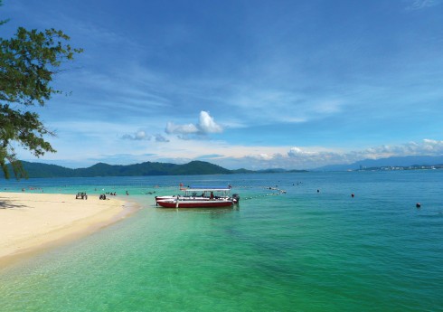 Nằm trong vịnh kín gió, mặt biển tại Kota Kinabalu vô cùng lặng sóng và ấm áp.