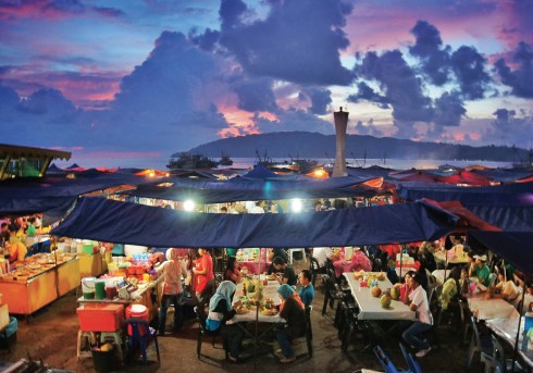 Chợ ẩm thực Filipino đông đúc nhìn từ trên cao.