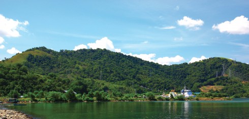 Hầu hết các bãi biển tại Kota Kinabalu đều khá vắng khách, vì các khách du lịch thám hiểm chỉ nán lại đây 1, 2 ngày