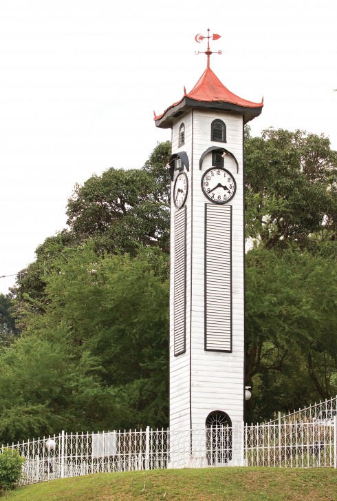 Tháp đồng hồ Atkinson, một trong những công trình hiếm hoi còn tồn tại sau bom đạn của chiến tranh thế giới thứ 2.