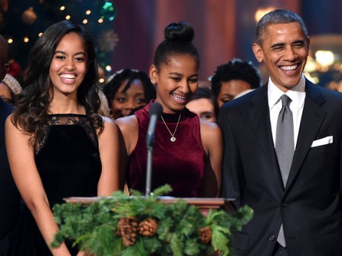 Malia Obama - Con gái đầu tiên của Tổng thống Mỹ Barack Obama đã dành kỳ nghỉ hè để thực tập cùng nữ diễn viên Lena Dunham tại phim trường Girls. Được biết, công việc của cô cũng bình thường như những thực tập sinh khác: mua cà phê cho đoàn làm phim và dàn cast.