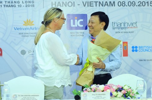 Ông Tô Văn Động - GĐ Sở VHTTDL Hà Nội đại diện BTC gửi lời cảm ơn tới Tham tán Văn hóa SQ Đan Mạch 