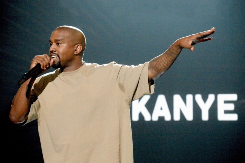 Kanye West phát biểu trên bục nhận giải thưởng Music Video Vanguard Award.