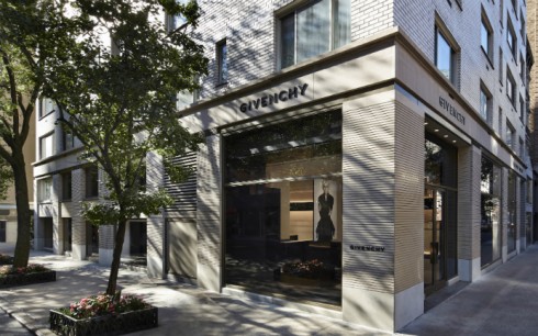 Cửa hàng flagship đầu tiên tại New York trên đại lộ Madison Avenue