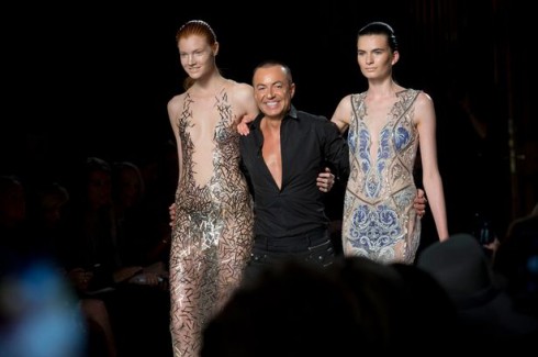 Julien Macdonald bên những thiết kế của mình