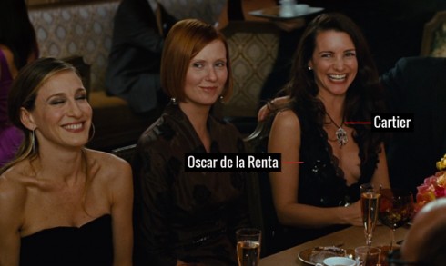 Nổi bật trong những buổi dạ tiệc khi diện đầm dạ hội của Oscar de la Renta , tô điểm với vòng cổ mặt to của Cartier