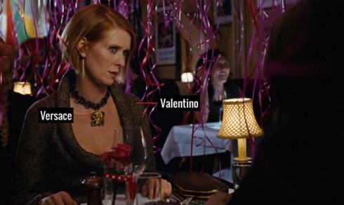Áo khoét cổ sâu của Valentino càng làm tăng sự gợi cảm sang trọng, tô điểm bằng vòng cổ thiết kế độc đáo của Versace 