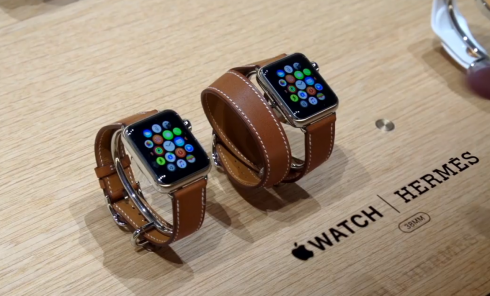 Những hình ảnh đầu tiên được ghi nhận tại cửa hàng Apple, cho thấy vẻ đjep itnh xảo của chiếc đồng hồ công nghệ này. 