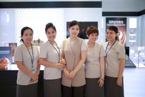 Cô Han Da Eun (đứng chính giữa) đã có 8 năm kinh nghiệm chăm sóc da ở tập đoàn AmorePacific - Sulwhasoo