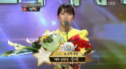 ca sĩ Suzy Bae - receiving Popularity Award - elle việt nam