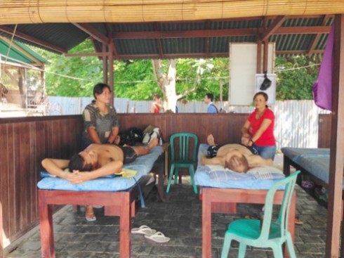 Dịch vụ massage bình dân trên bãi biển Bali (Ảnh: thebalidaily)