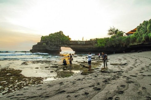 Dân nhiếp ảnh cũng tràn ngập ở khu vực Tanah Lot lúc hoàng hôn (Ảnh: Ho Ny)