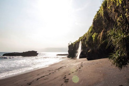 Thay vì rẽ trái đi tới đền Tanah Lot, tôi đã rẻ phải đi ra khu vực bãi biển vắng người có tên gọi Melasti (Ảnh: Ho Ny)