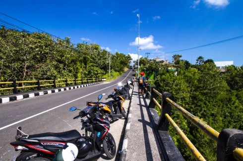 Xe máy là phương tiện di chuyển thuận lợi và rẻ tiền nhất ở Bali. Giá thuê xe máy thông thường khoảng 80.000IDR/ngày (Photo: Ho Ny)