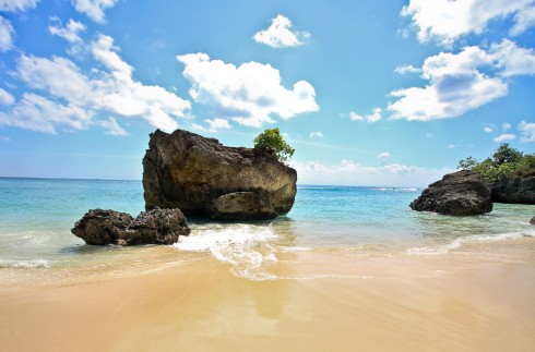 Bãi biển Padang Padang ở khu vực Uluwatu, Bali