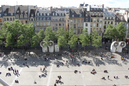 Khoảng sân rộng rãi, đầy nắng ấm trước bảo tàng Pompidou