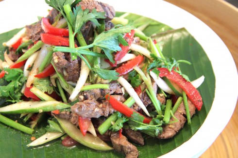 Salad bò cay Yum Nua Yang đến từ miền Trung Thái Lan  với gia vị trộn đặc trưng từ đường thốt nốt, nước cốt me 