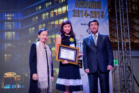 Bà Đỗ Hồng Minh - Giám đốc Tiếp thị Truyền thông của khách sạn nhận giải thưởng