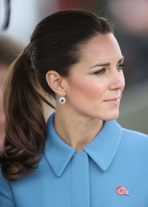 đuôi tóc của Kate thường được uốn lọn to hay duỗi phồng để mái tóc được hoàn hảo. Kiểu tóc đẹp của công nương Kate Middleton - tóc đuôi ngựa