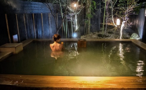 Hòa mình vào thiên nhiên ban đêm với onsen (suối khoáng nóng).