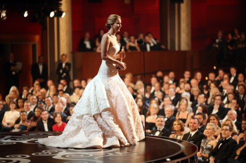Jennifer Lawrence lên phát biểu khi cô được nhận giải Oscar