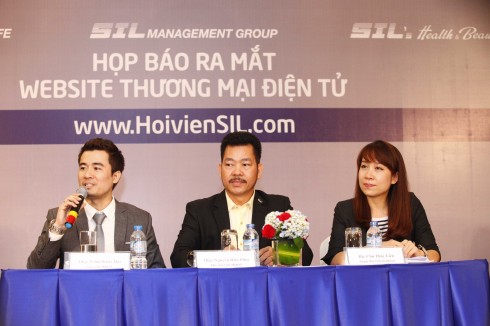 Ông Trịnh Khắc Huy - Nhà sáng lập thương hiệu SIL - Chủ tịch HĐQT SIL Management Group trả lời câu hỏi phóng viên