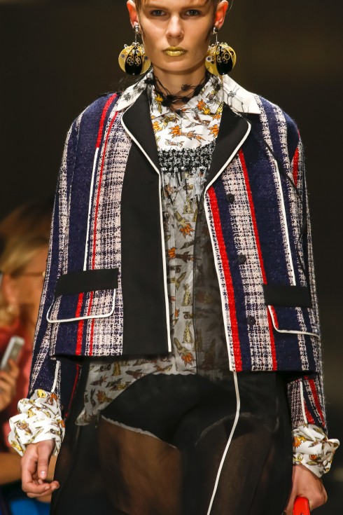 Miuccia Prada mang đến cho mùa thời trang Xuân-Hè một BST về “suit-váy”.