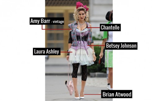 Chợt nhớ thập niên 80, qua chiếc váy xòe của Laura Ashley, kết hợp với kiểu corset Betsey Johnson, áo dạng vintage của Amy Barr shirt, áo ngực Chantelle, giầy Brian Atwood and phụ kiện trang sức vintage.