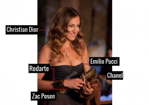 Đầm cúp ngực của thương hiệu Emilio Pucci, cùng thắt lưng của Zac Posen làm điểm nhấn eo thon, kết hợp với vòng đeo tay bản to của Rodarte và ví cầm tay của Chanel, đã mang đến vẻ gợi cảm khó cưỡng cho quý bà Carrie. 