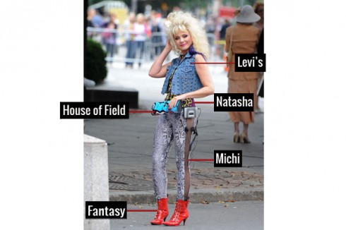 Thời trang những năm 80 của Samantha là sự nổi loạn, mang hơi hướng thời trang kiểu Punk Rock với áo ghi- lê kiểu đinh tán của Levi, áo hãng Natasha, quần bó Michi và giầy boots Fantasy, kèm theo clutch House of Field