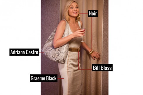 Trang nhã với đầm thêu chỉ vàng của Graeme Black, túi xách của Adriana Castro kèm thắt lưng màu vàng của Bill Blass, trang sức đi kèm của Noir