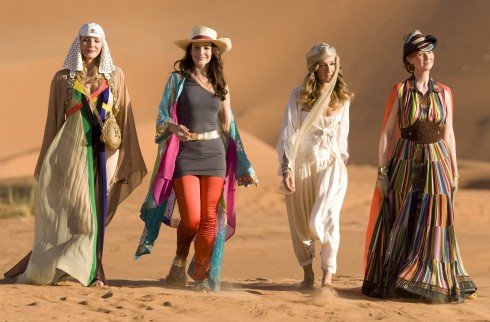 Các nữ du mục nóng bỏng rảo bước trên sa mạc mênh mông.