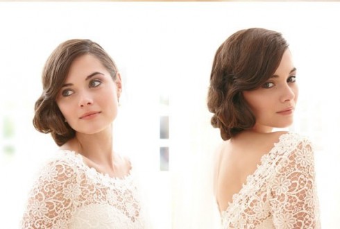 Ren - chất liệu tuyệt vời dành cho cô dâu và càng thêm phần hoàn hảo với kiểu tóc uốn xoăn nhẹ