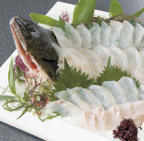 Cá Bơn tươi khi bỏ vào miệng sẽ rất mát, thịt cá khi ăn mềm mại và cảm giác như tan dần trong miệng. 