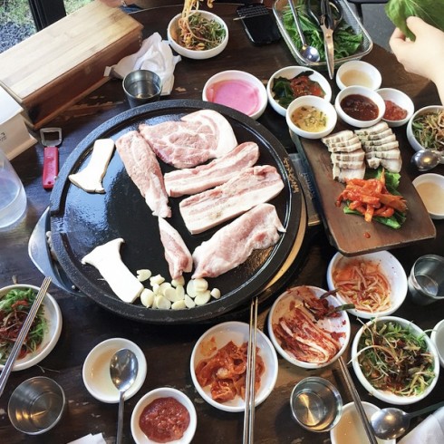 Thịt heo đen nướng ăn kèm cùng các món phụ truyền thống của Hàn Quốc. (nguồn: visitkorea.com)