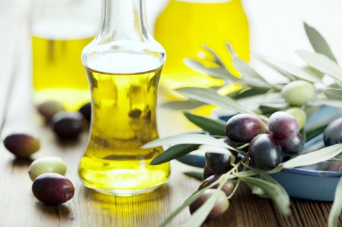 Sử dụng dầu olive để tẩy trang sẽ giúp mang lại làn da ẩm mượt hơn