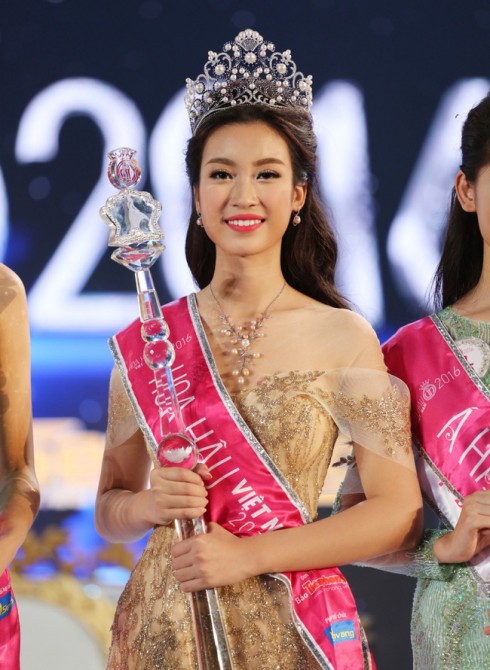 Khoảnh khắc đăng quang hạnh phúc của Tân Hoa hậu Việt Nam 2016 Đỗ Mỹ Linh.