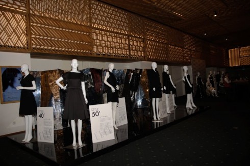 Quầy trưng bày các thiết kế thời trang của 7 thập niên