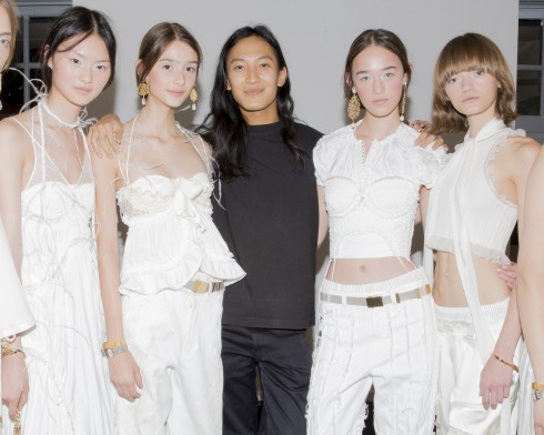 Alexander Wang và những người mẫu trong backstage.